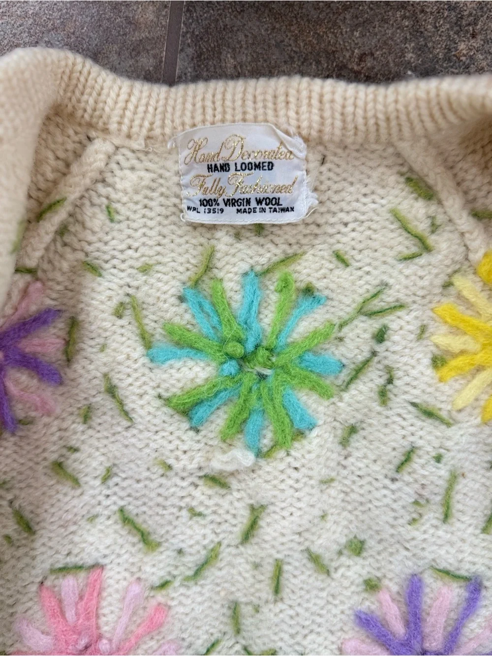 Vtg 60s 70s Hand Loomed 100% Virgin Wool Floral Embroidered Cardigan Sweater S/M - Picture 9 of 9